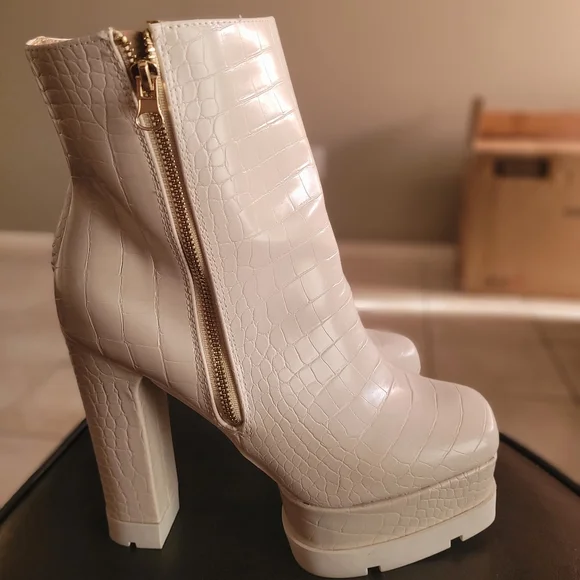Crocodile Embossed block heel zip up  Boots (white) - Picture 8 of 8